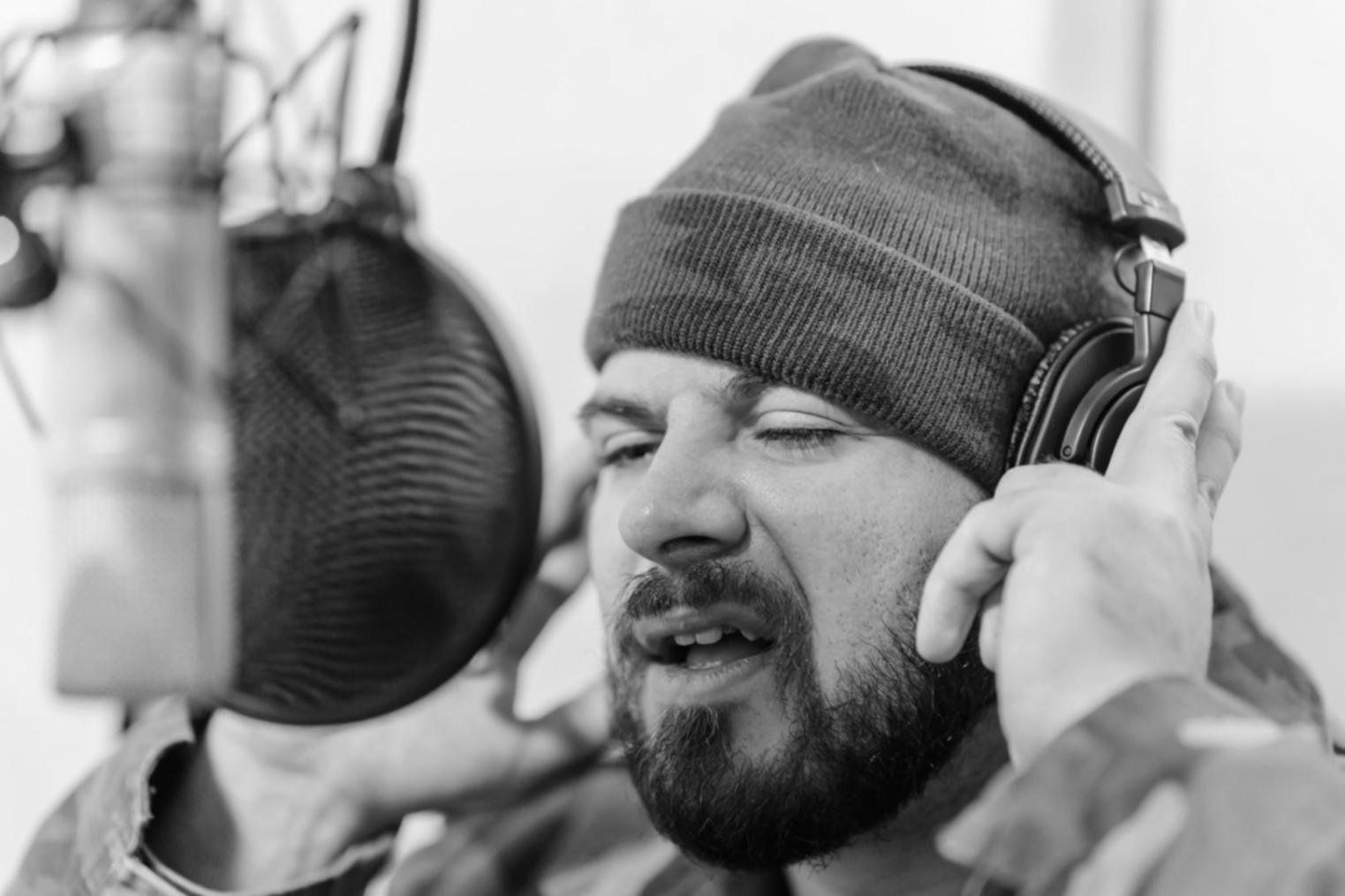 Estudiante trabajando en estudio de streaming móvil con equipo profesional